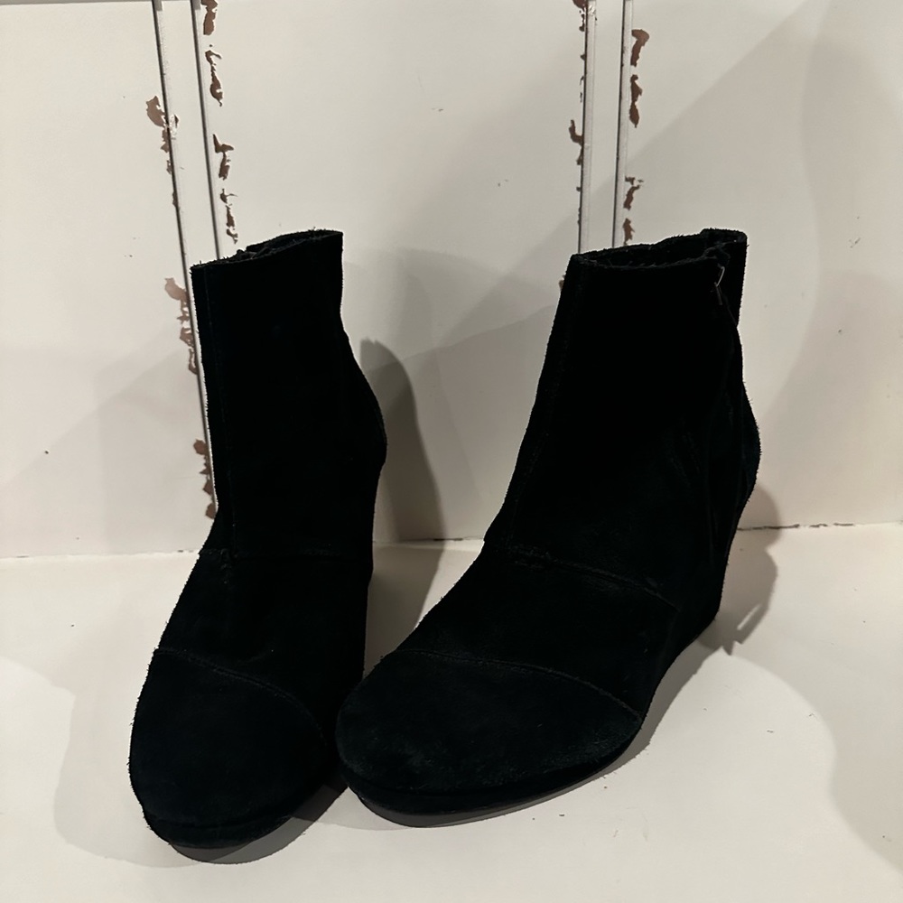 Tom’s Black Closed Toe Wedges